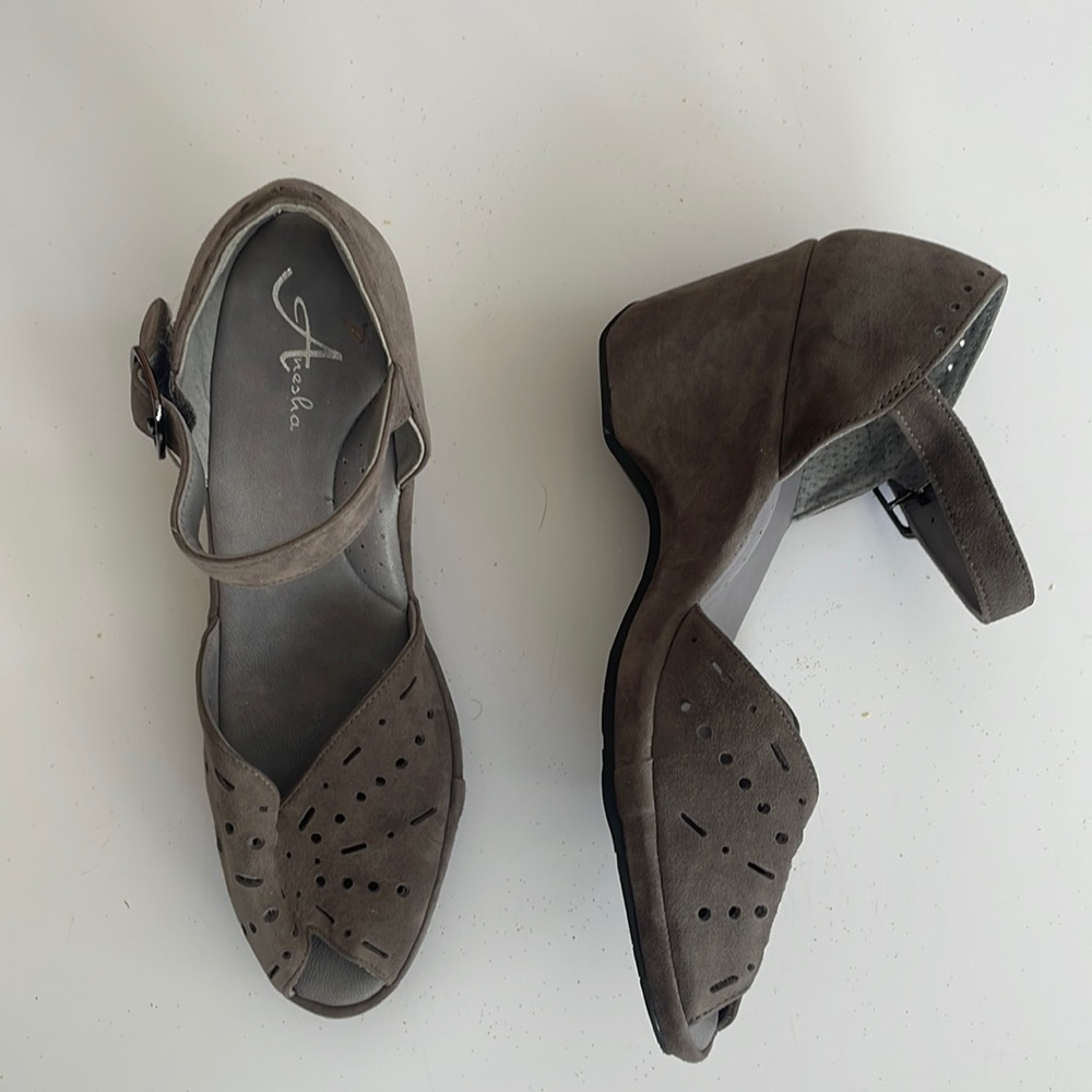 Anesha gray suede wedge sandal size 38= 8
